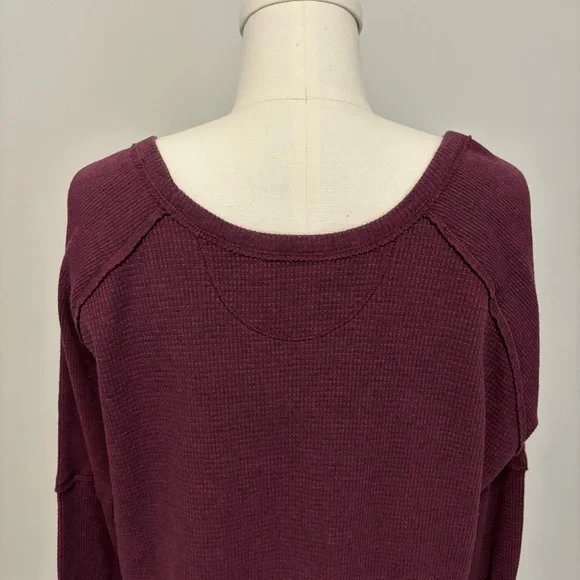 Aritzia TNA Alder Thermal Long Sleeve Waffle Knit Relaxed Fit Top Burgundy Small - Picture 12 of 16
